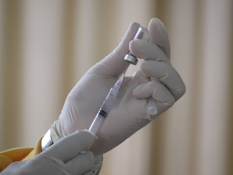 Κορωνοϊός: Η Βρετανία γίνεται η πρώτη χώρα που εγκρίνει το εμβόλιο κατά της Όμικρον
