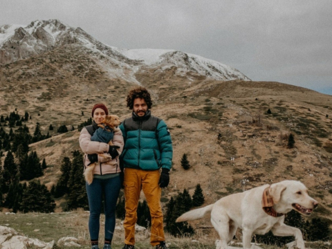 Melina and Markos: Το ζευγάρι που γυρίζει την Ελλάδα με τα σκυλιά του και ένα campervan