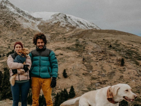 Melina and Markos: Το ζευγάρι που γυρίζει την Ελλάδα με τα σκυλιά του και ένα campervan