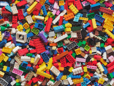 Οι 5 λέξεις που ψάχνει η LEGO στα CV των νέων εργαζομένων της