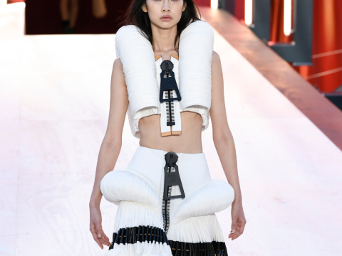Louis Vuitton S/S 2023: Γιγάντια φερμουάρ και εντυπωσιακά outerwear