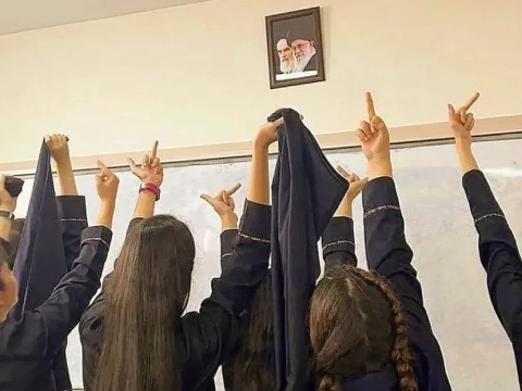 Ιράν: 15χρονα κορίτσια βγαίνουν στους δρόμους και δείχνουν τι σημαίνει να αψηφάς τον θάνατο για την ελευθερία