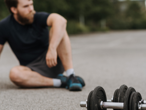 Δεν θα πας γυμναστήριο; Το πρόγραμμα των 200 reps που μπορείς να κάνεις παντού