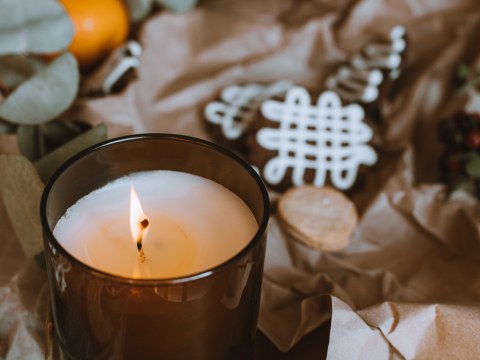 Τop 10: Τα ωραιότερα κεριά για χριστουγεννιάτικη cozy ατμόσφαιρα