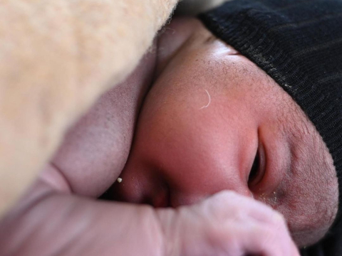 H Φατιμά διέφυγε από τη φρίκη της Λιβύης και γέννησε τον γιό της μεσοπέλαγα