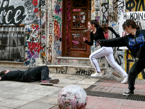 Η συγκλονιστική αναπαράσταση της δολοφονίας του Γρηγορόπουλου, από τους μαθητές του Καλλιτεχνικού Σχολείου Αθηνών