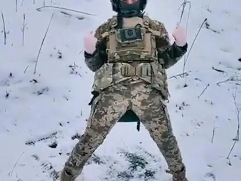Ουκρανή στρατιώτης χορεύει Pikachu στο πεδίο της μάχης εν μέσω βομβαρδισμών