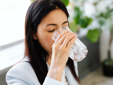 5 λόγοι που διψάτε συνέχεια (ακόμα κι όταν κάνει κρύο)