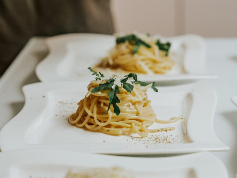 Η αυθεντική συνταγή για τη διάσημη ιταλική μακαρονάδα cacio e pepe