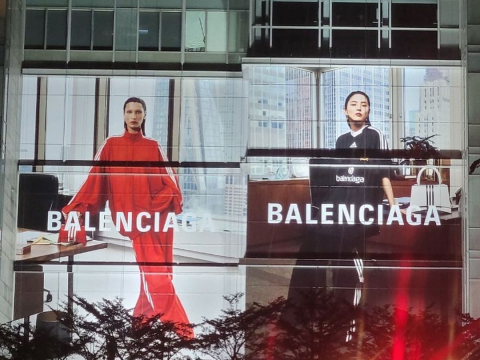 Balenciaga: Μετά το σκάνδαλο και την απόλυτη σιωπή, συνεργάζεται με το National Children’s Alliance