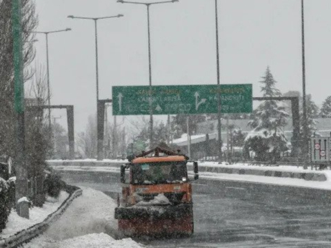 Χιόνια στην Αθήνα από την κακοκαιρία Μπάρμπαρα: Ποιοι δρόμοι είναι κλειστοί στην Αττική