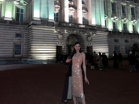 Naked dress στα ανάκτορα του Buckingham; Κάντο όπως η Alexa Chung!