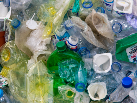 Πλαστικά μιας χρήσης: 6 εκατ. τόνους αυξήθηκε ο όγκος των απορριμμάτων από το 2019 ως το 2021