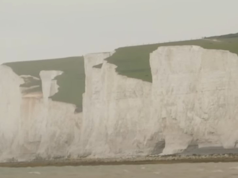 Αγγλία: Καταρρέουν γνωστές ακτές, παρασύροντας χιλιάδες σπίτια στη θάλασσα