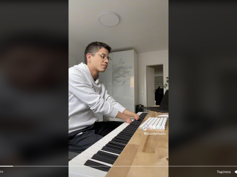 Πιανίστας με αναπηρία χεριών μαγεύει το TikTok: «Πιστεύω πως η μουσική μπορεί να θεραπεύσει τους ανθρώπους»