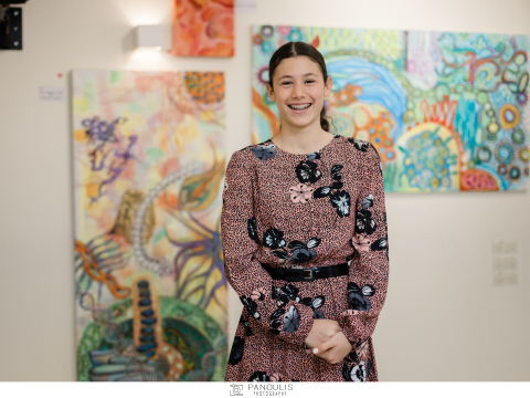H 16χρονη Θέκλης Καμπάνη δημιουργεί έργα τέχνης εμπνευσμένα από τη Μικροβιολογία, για να βοηθήσει τα παιδιά με καρκίνο