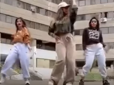 Ιράν: 5 κορίτσια πετούν τις μαντίλες και χορεύουν Selena Gomez λίγο πριν τη σύλληψή τους