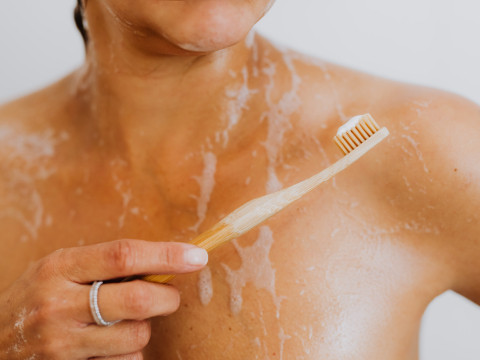 5 λόγοι που δεν πρέπει ποτέ να βουρτσίζουμε τα δόντια μας στο ντους