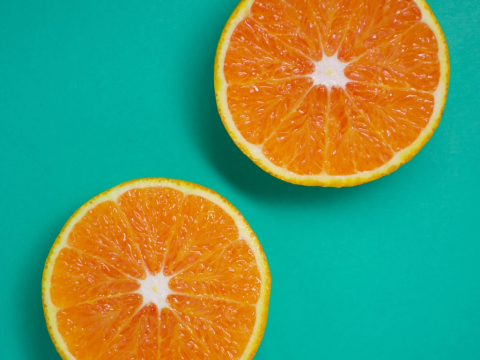 Στο TikTok τρώνε πορτοκάλια την ώρα που κάνουν ντους και, απ' ό,τι φαίνεται, υπάρχει λόγος