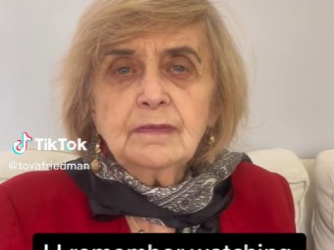 Η Tova Friedman επέζησε από το Auschwitz και τώρα το διδάσκει στη Gen Z στο TikTok