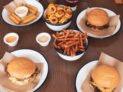 RAW Street Burger: Το νέο spot στο Παγκράτι μόλις μπήκε στη λίστα με τα καλύτερα burgers της πόλης