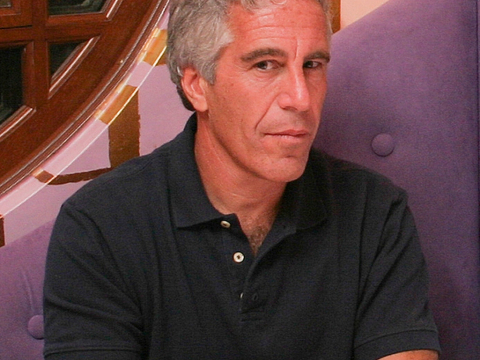 Η κυβέρνηση Τραμπ ανοίγει τους φακέλους Επστάιν, αλλά με μαύρα σημεία