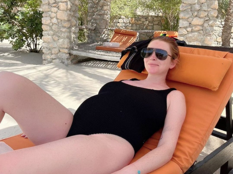 Η νέα φωτογραφία της Lindsay Lohan σε προχωρημένη εγκυμοσύνη- Με ολόσωμο μαγιό κάτω από τον ήλιο
