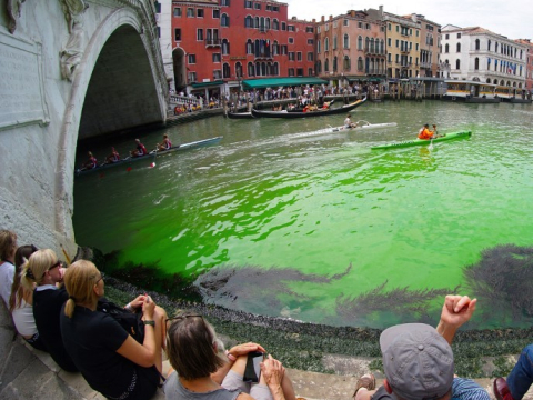 Βενετία: Το νερό στο Μεγάλο Κανάλι έγινε καταπράσινο - Έρευνες από τις αρχές