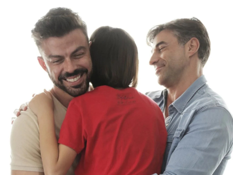 Η αγάπη κάνει την οικογένεια: Στέγη, Google και Οικογένειες Ουράνιο Τόξο στέλνουν ηχηρό μήνυμα (και) για το φετινό Pride