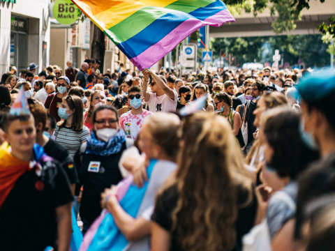 Pride Month: Πώς να στηρίξεις τα queer άτομα όλον τον χρόνο, κι όχι μόνο τον Iούνιο