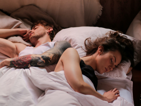 6 τρόποι να κοιμηθείς καλύτερα όταν κάνει πολλή ζέστη