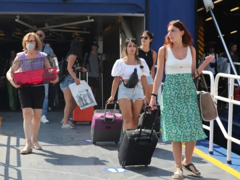 Αγίου Πνεύματος: Ανοιχτά καταστήματα, κλειστές τράπεζες και η θερμοκρασία στα ύψη