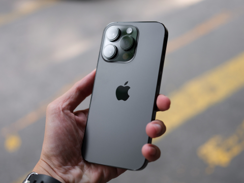 Apple: Επιβεβαιώνει την υπερθέρμανση των iPhone 15 και φέρνει νέο λογισμικό 