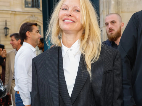 Πάμελα Άντερσον: Ποζάρει με το πιο minimal beauty look που την έχουμε δει ποτέ στο Παρίσι