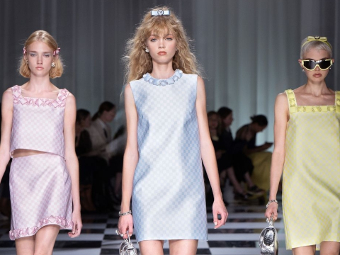 Versace: Τα beauty looks ήταν μια ωδή στα θρυλικά 60s