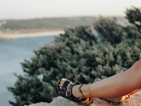 Η εκδίκηση της ασχήμιας: Τα Birkenstock κοστίζουν δισεκατομμύρια και παίρνουν τον Αρνό στο συμβούλιό τους