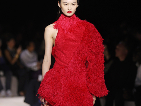 Αlexander McQueen SS24: Στον κόσμο της Σάρα Μπάρτον, κάθε γυναίκα είναι ηρωίδα