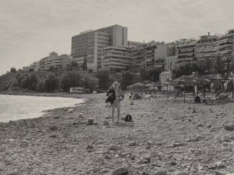 Γιώργος Λάνθιμος: Φωτογράφισε την Έμμα Στόουν στην «αντιφατική Αθήνα» για το W Magazine 
