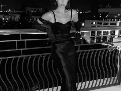 Ιρίνα Σάικ: Εμφανίστηκε με total black outfit στην Εβδομάδα Μόδας του Παρισιού και έκλεψε τα βλέμματα 