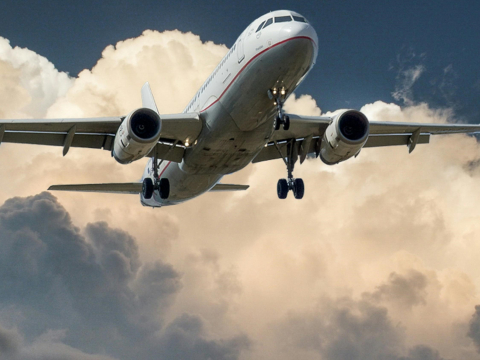 Αεροσυνοδός καταρρίπτει 3 βασικούς μύθους που αφορούν τις πτήσεις 