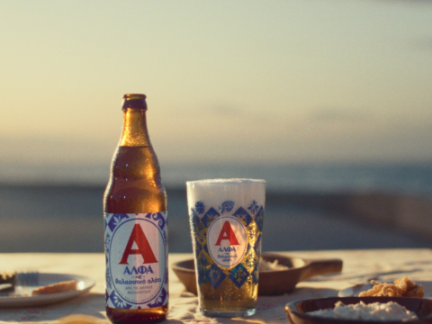 Όλο το καλοκαίρι στο ποτήρι σου με τη νέα μπύρα ΑΛΦΑ με θαλασσινό αλάτι