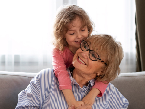 Οι γιαγιάδες έχουν τη μεγαλύτερη επίδραση στα παιδιά μας, σύμφωνα με έρευνα