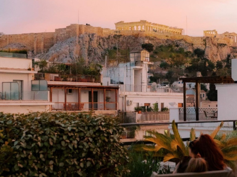 Οι ταράτσες της Αθήνας: 7 στέκια για καφέ, φαγητό και δροσερά κοκτέιλ με θέα 