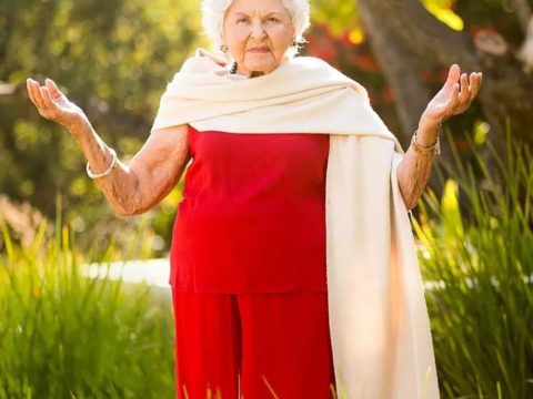 Είναι 102 ετών και δουλεύει 3 φορές την εβδομάδα - Το μυστικό της για ευτυχισμένη ζωή και επιτυχημένη καριέρα