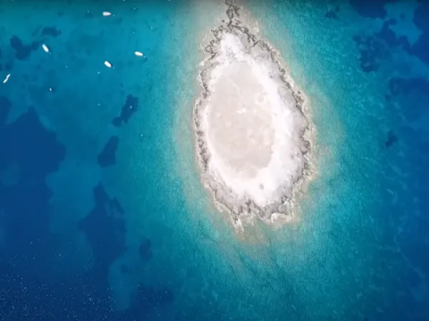 Το σμαραγδένιο μάτι στην Αττική με νερά που θυμίζουν Μαλδίβες