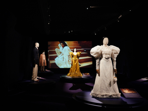 «Poor Things. Τα κοστούμια»: Η νέα, εντυπωσιακή έκθεση του Μουσείου Μπενάκη 