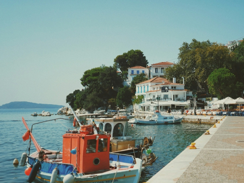 Το ελληνικό νησί με τις απέραντες αμμουδιές που μπήκε στα 12 κορυφαία της Ευρώπης