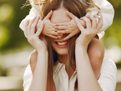 Αν μεγάλωσες σε μια δυσλειτουργική οικογένεια, μάλλον έχεις ομαλοποιήσει αυτές τις 10 τοξικές συμπεριφορές
