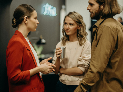 Άνθρωποι μιλούν