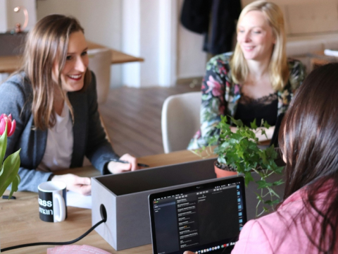 Ο εγκέφαλος του φίλου σου μπορεί να προβλέψει τι θα αγοράσεις (και ναι είναι όσο cringe ακούγεται), σύμφωνα με τη νευροεπιστήμη